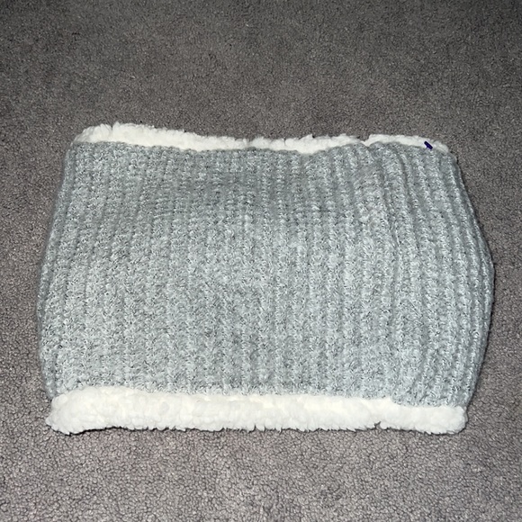 NWT Very fuzzy scarf from Ardene - Picture 3 of 4